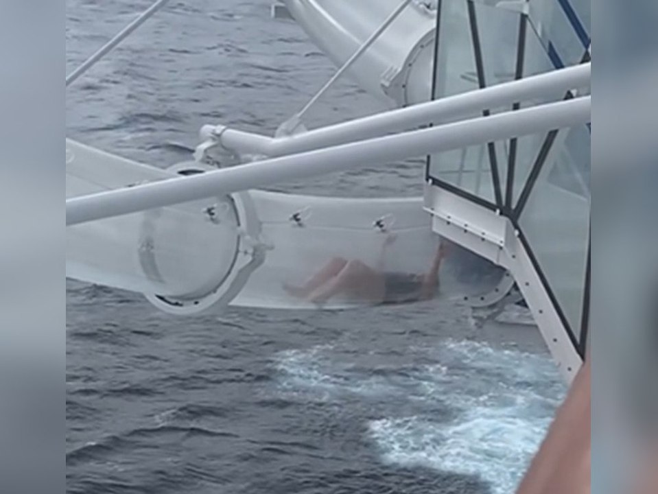 Horror-rutschpartie: urlauberin bleibt in röhrenrutsche hängen