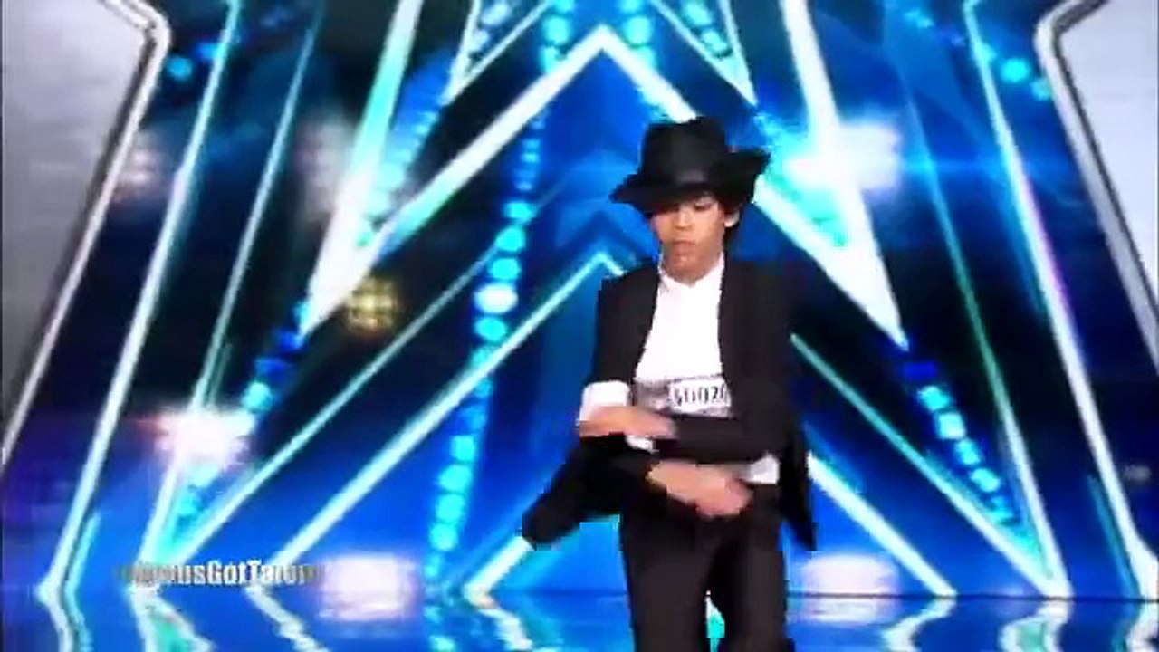 أحمد حلمي يُقلِّد مايكل جاكسون.. وردّ فعل صادم للجنة التحكيم!