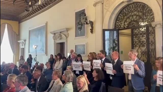 Zaia e troppi punti stampa, i consiglieri regionali lo vogliono in aula per il voto sul bilancio: «Governatore assenteista»