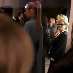 جيجي حديد تسحرنا بإطلالتها باللون الأزرق في نيويورك