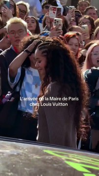 @lenamahfouf arrive au défilé @louisvuitton ✨ #voicistyle #pfw #lenasituations #louisvuitton 📸 @floriane_rnd et @sarahpolak_