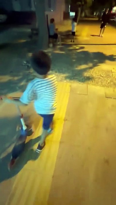 Minik çocuktan utanın bari: 'Belediye bu ne biçim bir yol'