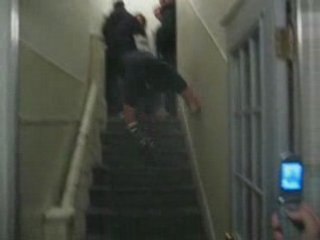 Saut en haut d'un escalier raté avec son platre MDR