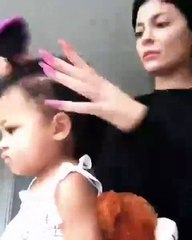 فيديو طريف لكايلي جينر تمشط شعر طفلتها