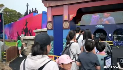 Folla nel parco a tema in Corea per l'attrazione "Kpop Demon Hunters"