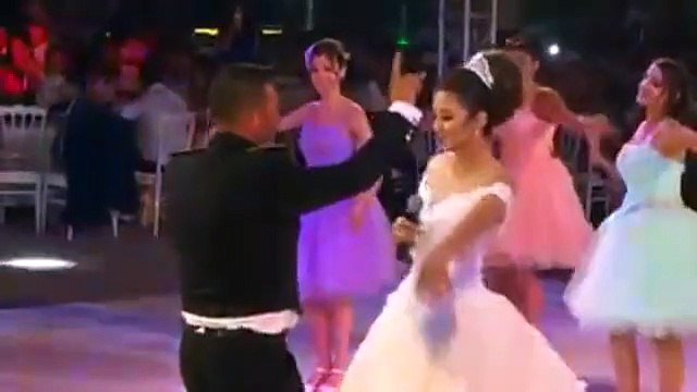 بالفيديو: عروس تُبهِر الحاضرين بأغنية لماجدة الرومي