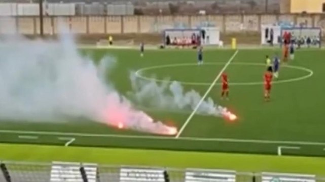 Fumogeni e petardi in campo: giocatore sviene, intervengono le forze dell'ordine