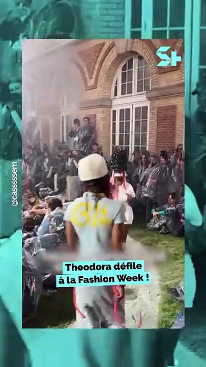 👠 Theodora fait ses premiers pas à la Fashion Week ! Pour son tout premier défilé en tant que mannequin, la « Fashion Designa » a collaboré avec le designer Rohan Mirza, célèbre pour son univers futuriste et ses créations 3D ! _ @theodorabosslady #theod