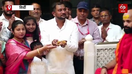 साईबाबांच्या चरणी तब्बल 12 तोळ्याचं सोन्याचं कडे; पुण्यातील भक्तानं दाखवली अपार श्रद्धा