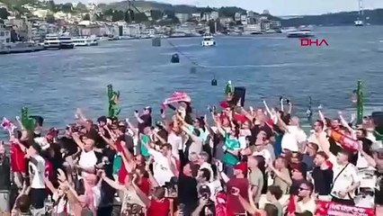 Liverpool taraftarı İstanbul Boğazı'nda