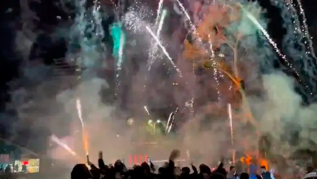 Champions League: Aficionados del Galatasaray lanzan fuegos artificiales a las afueras del hotel del equipo del Liverpool