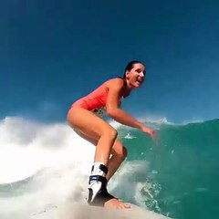 Maya Gabeira surfando pela primeira vez desde o acidente em Nazaré, Portugal (Com Música e sem som)