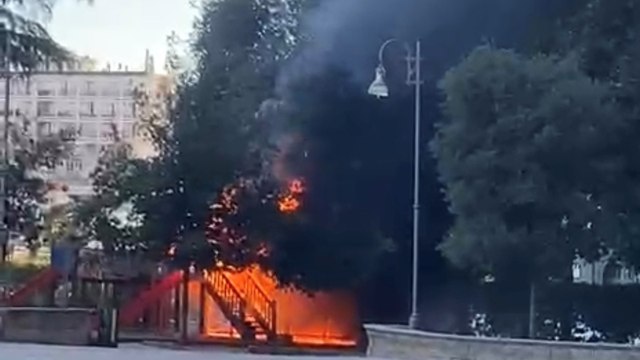 Napoli, vandali appiccano il fuoco alle giostre del corso Vittorio Emanuele