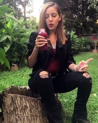 جميلة عوض تقبل تحدّي beet it من منى زكي