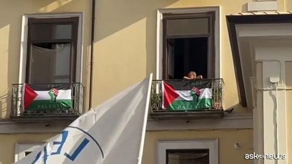 Spuntano bandiere Free Palestine vicino a comizio del centrodestra