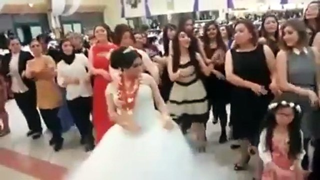مسابقة رقص بين النساء والرجال في أحد الأفراح.. شاهدي كيف انتهت؟