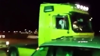 بالفيديو: عريس سعودي يحضر زفافه بشاحنة كبيرة