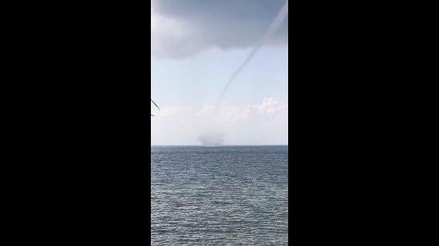 VIdeo Inusual fenómeno: tres trombas marinas se forman en la zona oeste de Útila
