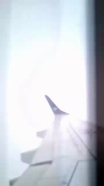 Passageira registra tempestade de raios durante voo que iria pousar em Chapecó