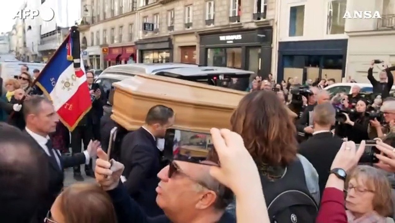 Cardinale, centinaia di persone per l'ultimo saluto a Parigi
