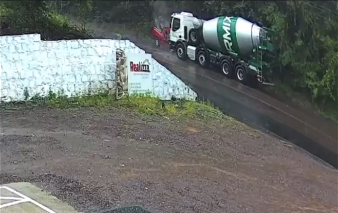 Motorista fica preso às ferragens após colisão entre utilitário e caminhão em Concórdia