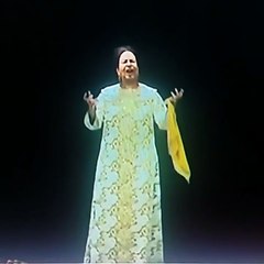 وكأنّها أمامك.. أم كلثوم تُحيي حفلاً ضخماً في السعودية