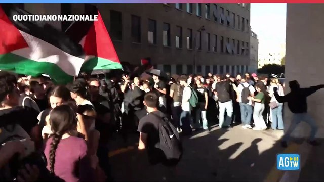 Corteo a La Sapienza, petardi e vernice rossa contro il rettorato