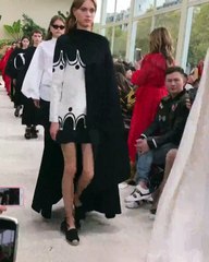 فالانتينو تخاطب قلوب النساء بأزياء جميلة لكل المناسبات