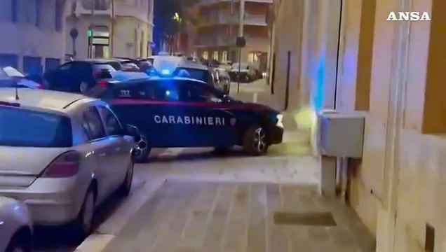 Femminicidio nel Beneventano, l'arrivo del fermato alla caserma dei carabinieri