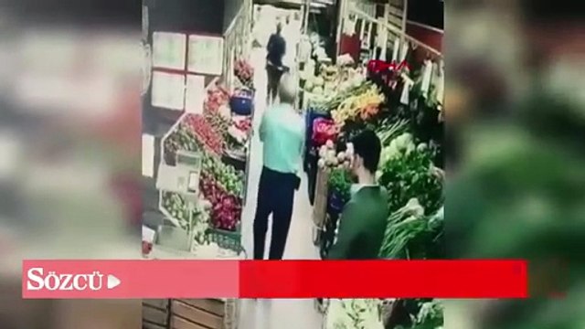 Küçükçekmece’de evcil hayvanıyla alışveriş yapan kadına yumruklu saldırı kamerada(