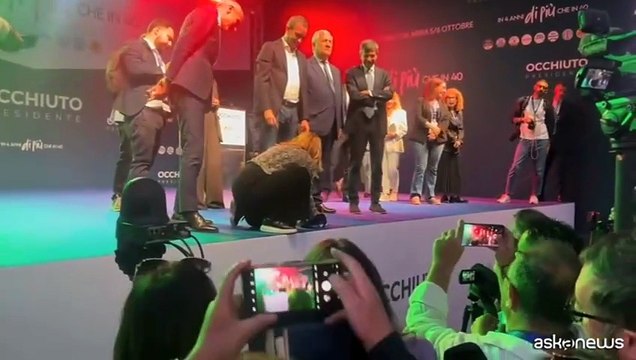 Calabria, Meloni dedica il libro al patriota Thomas, non mollare