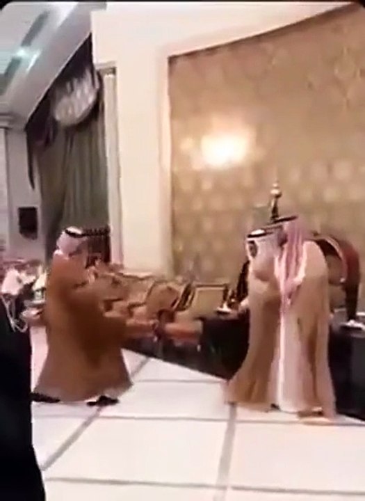 شاب يتعرض لموقف محرج في زفاف سعودي