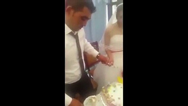 بالفيديو.. عريس يضرب عروسه في حفل الزفاف