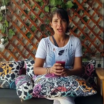 شاهدي.. منى زكي تُشارِك في تحدّي «العصير» للتوعية بسرطان الثدي