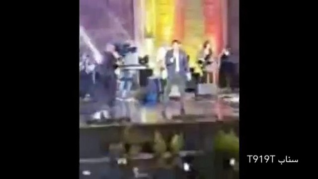 شاهدي بالفيديو: لحظة سقوط راغب علامة على خشبة المسرح