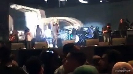 عمرو دياب يرفض هذه الأغنية وينفعل على الجمهور