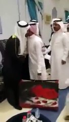 شاهدي..عريس سعودي يفر ويخلع ملابسه لهذا السبب
