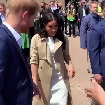 فيديو.. الأمير هاري يكسر البروتوكول الملكي من أجل طفلة