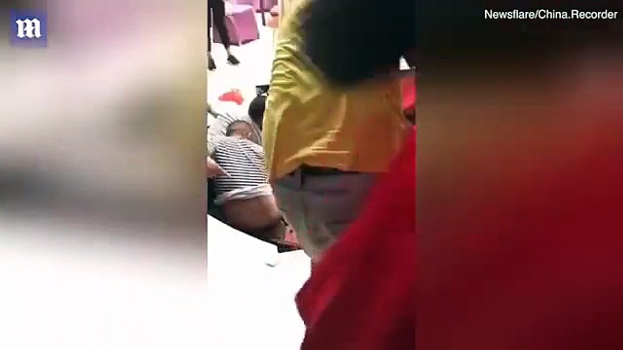 شاهدي انهيار أرضية القاعة في حفل زفاف