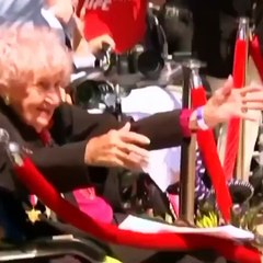 فيديو مؤثّر للأمير هاري يلتقي بأكبر معجباته سِنّاً!