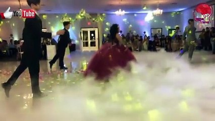 شاهدي.. وصلة رقص عروس مع أشقائها تثير الدهشة