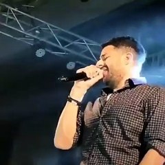 فيديو.. محمد حماقي يبكي أمام جمهوره