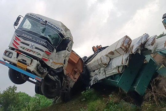 पदयात्रियों को बचाने के प्रयास में डिवाइडर चढ़ाया ट्रेलर, एक साथ पलटे दो ट्रेलर, बड़ा हादसा टला
