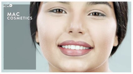 تيا تستوحي حمرة التسعينيات من مدرّجات الأزياء