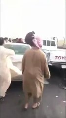 رجل متهور يصطدم السيارات بشكلٍ جنوني على جسرٍ بالسعودية