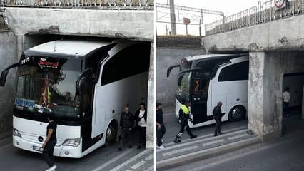 Ağrı 1970 Spor’un takım otobüsü Kayseri’de altgeçide sıkıştı: Lastikleri indirilerek kurtarıldı