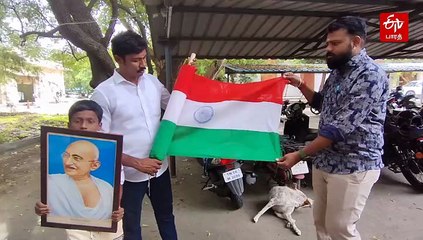 மகாத்மா காந்தியின் நினைவாக 28,609 அடி நீள தேசியக் கொடியை நெசவு செய்யும் தொழிலாளி !