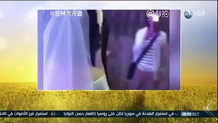 بالفيديو.. عروسان يستبدلان خواتم الزفاف التقليدية بثعبانين ضخمين.. فما كان مصيرهما؟!