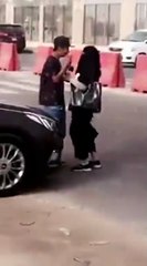 شاهدي بالفيديو فتاة تحتضن شاب باحدى الطرق في السعودية وتعاطف النشطاء معهم