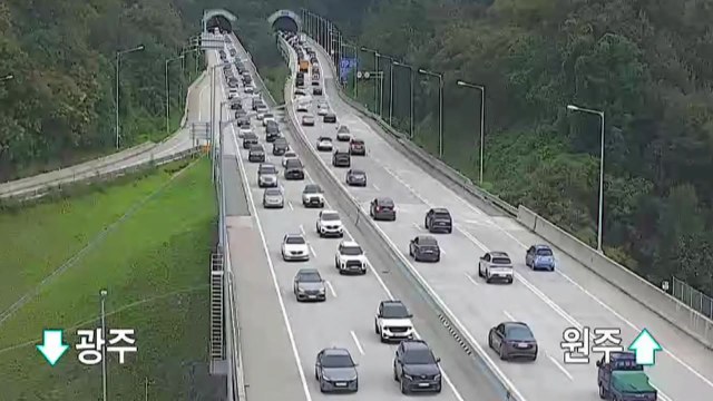 연휴 이틀째 귀성길 고속도로 정체...밤 8∼9시쯤 해소 / YTN